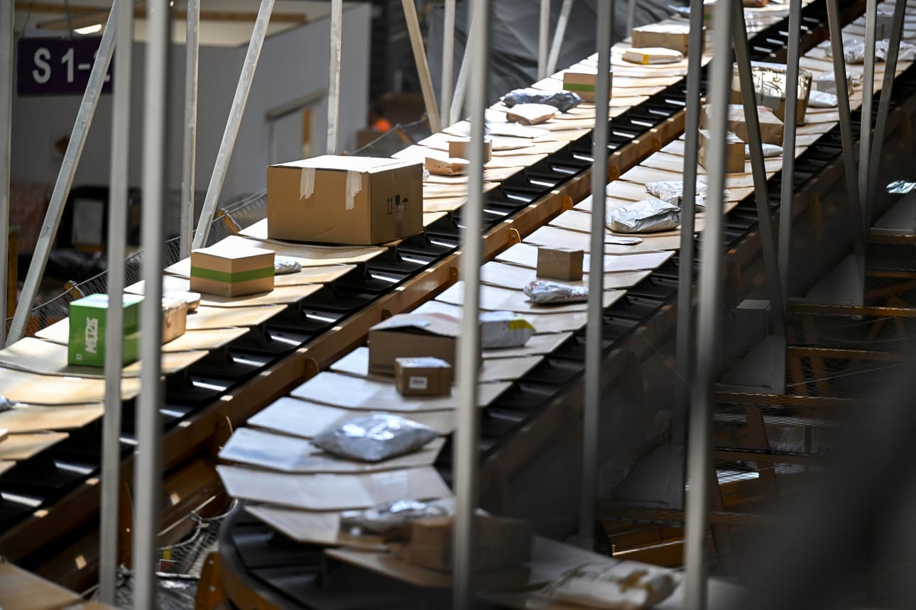 Suomalaiset ovat kulutustilastojen kärjessä. Tässä kuvassa paketit Postin lajittelukeskuksen liukuhihnalla matkalla kohti tilaajia.