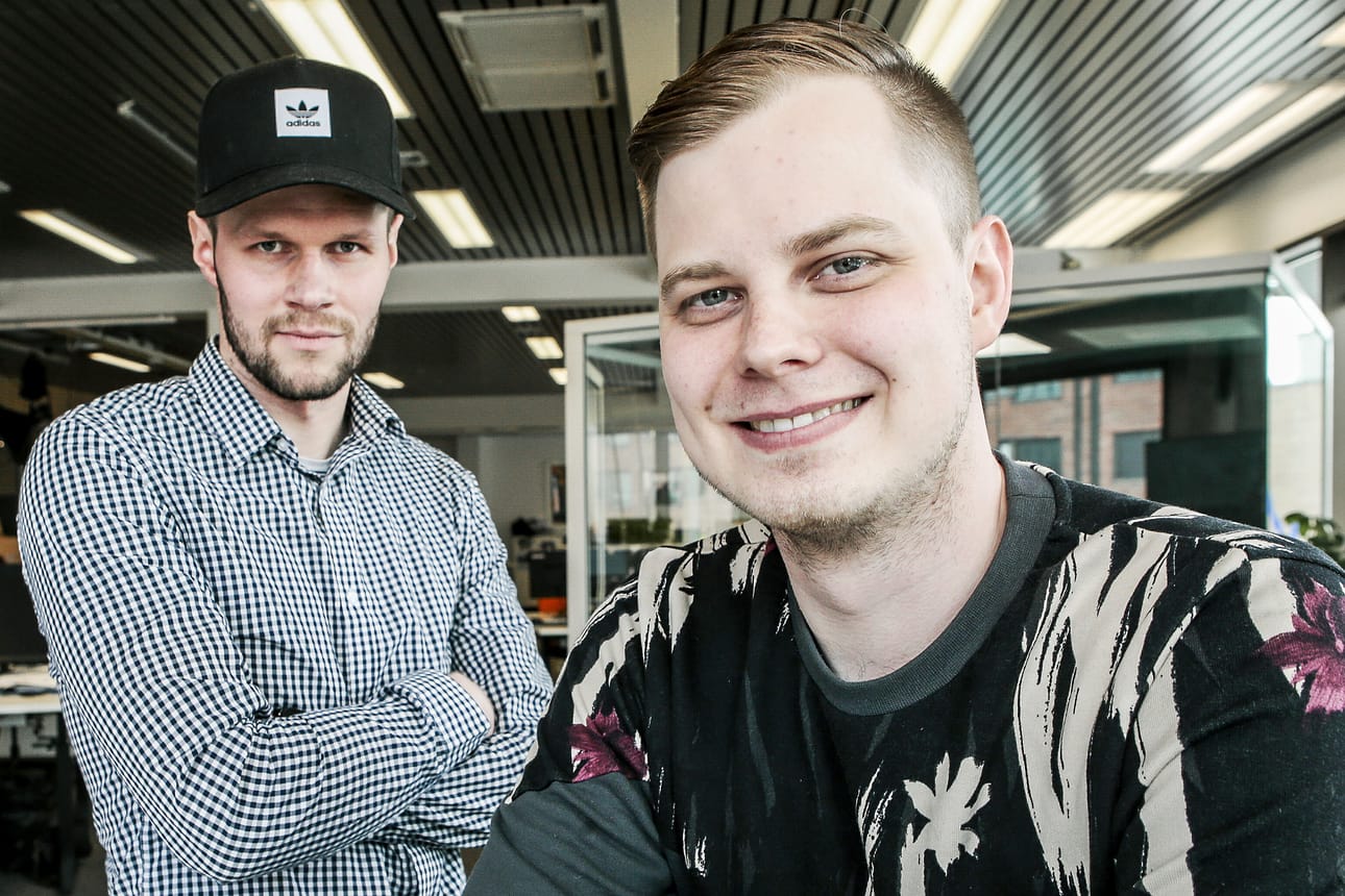 Harri Nykänen (vas.) on selostanut muun muassa RoPSin kotiotteluita jo useamman vuoden ajan. Palloraadissa mukana Lapin Kansan toimittajan Mikko Kinisjärven lisäksi myös Janne Turunen.