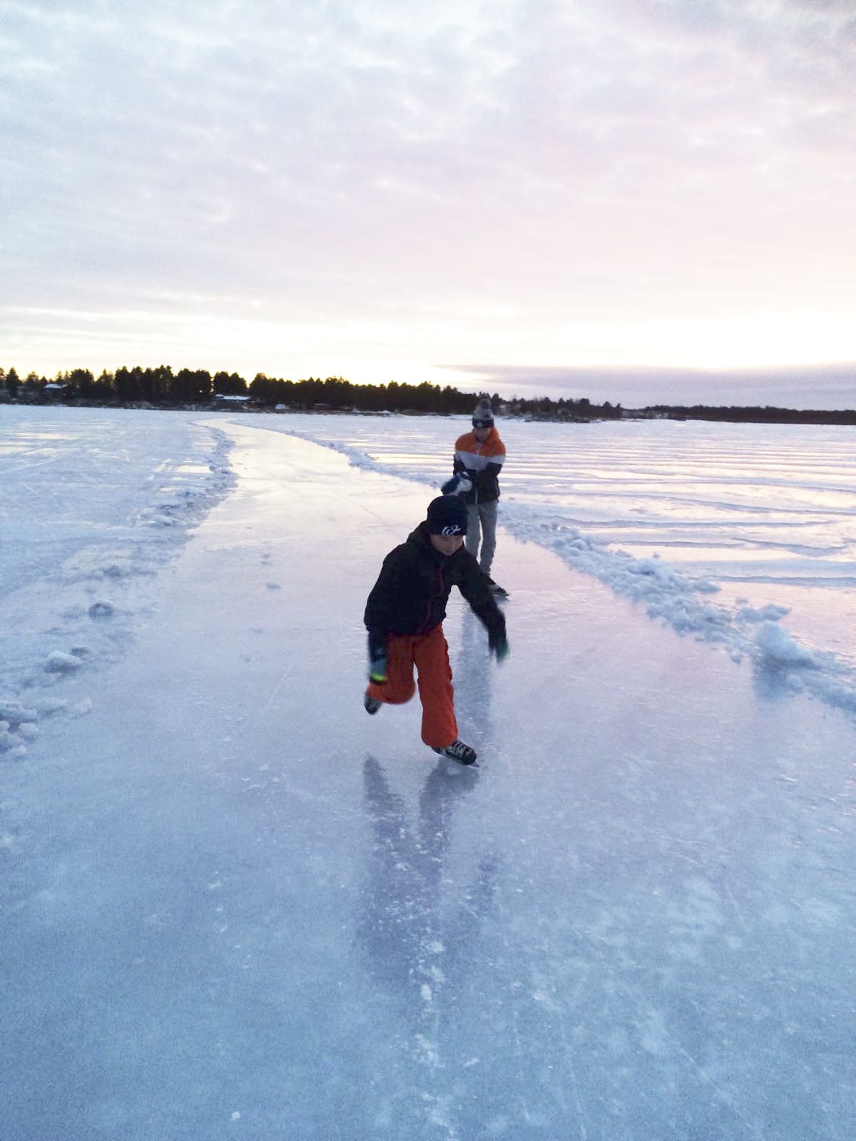 Vihiluodosta pääsee nyt luistelemalla Oritkariin.