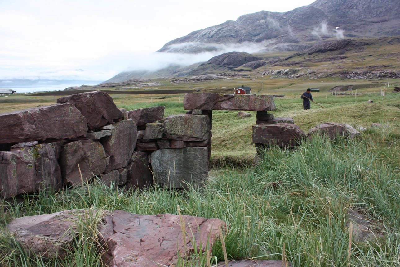 Kuvan viikinkirauniot sijaitsevat Igaliku-vuonon rannalla Grönlannissa. Viikinkiväestö kutsui paikkaa 500-1000 vuotta sitten Gardariksi. Siellä sijaitsi jonkin aikaa jopa piispanistuin.