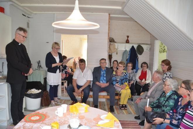 Alajärven kirkkoherra Ari Auranen (vas.) saapui myös paikalle ja piti tilaisuudessa puheen. KUVAT: MARKKU TURPELA