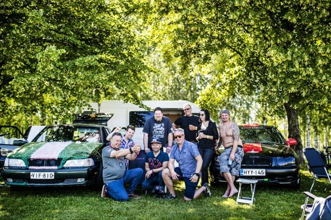 Jouni Mäkynen (ylh. vas.), Matti Latikka, Ville Alanen, Tiina Kuntola, Juha Kalliokoski, Pauli Husso (alh. vas.), Jari Kallio ja Antti Ojanperä viihtyvät leirintäalueella. KUVAT: KRISTA LUOMA