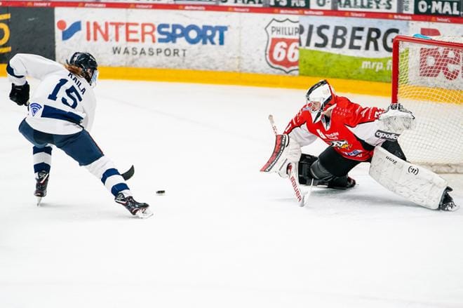 Team Kuortaneen tehoketjun Jenna Kaila pääsi läpiajoon Sportin maalivahti Melisa Möröstä vastaan. KUVA: SAMPPA TOIVONEN
