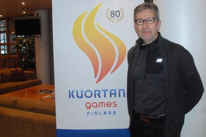 Tero Heiska on muun maussa Tero Pitkämäen, Jenni Kankaan ja Wilma Murron tausta-apuna.