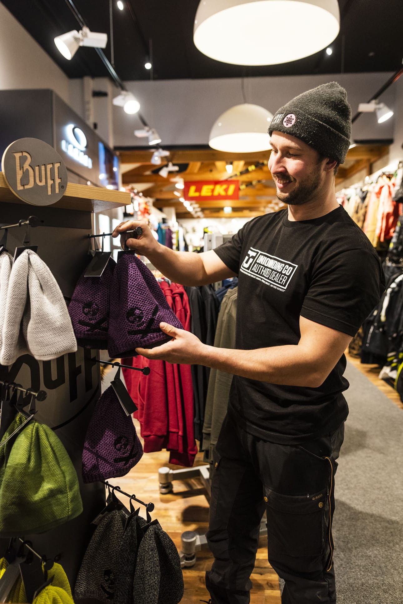 HILL Ski Rentin myymäläpäällikkö Janne Parvianen mallailee pipohyllyä myyntikuntoon, sillä niiden menekki kasvaa suuresti kisojen aikana.