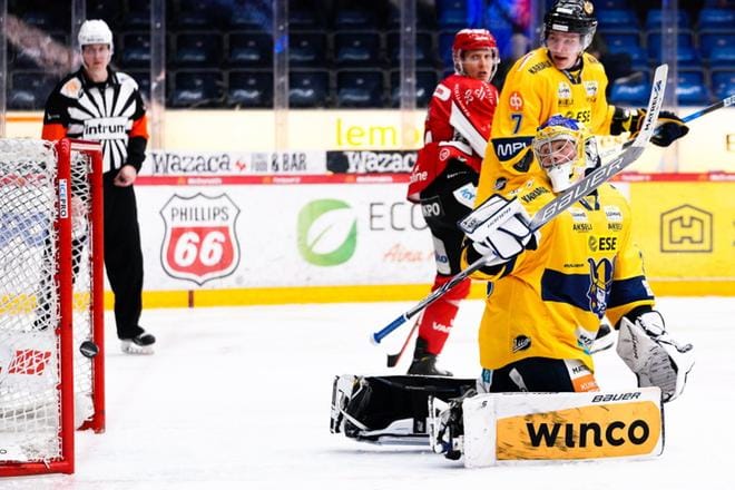 Valentin Claireaux laukoi Sportin 1-1 tasoituksen. Jukureiden maalivahti Sami Rajaniemi oli voimaton. KUVA: SAMPPA TOIVONEN