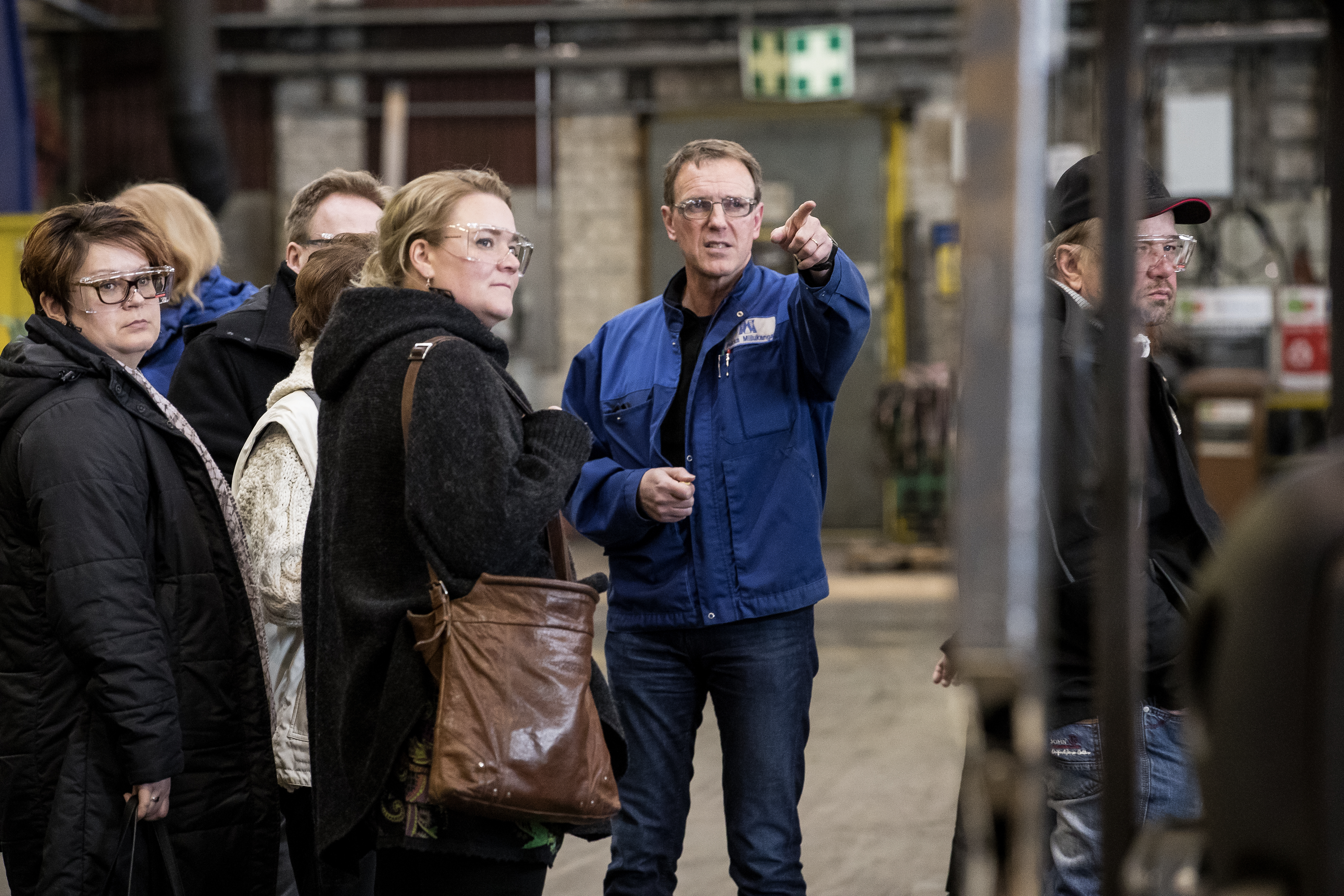 Pekka Miilukangas esitteli konepajaa vieraille.