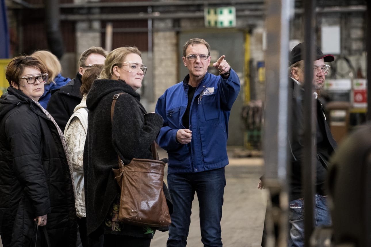 Pekka Miilukangas esitteli konepajaa vieraille.