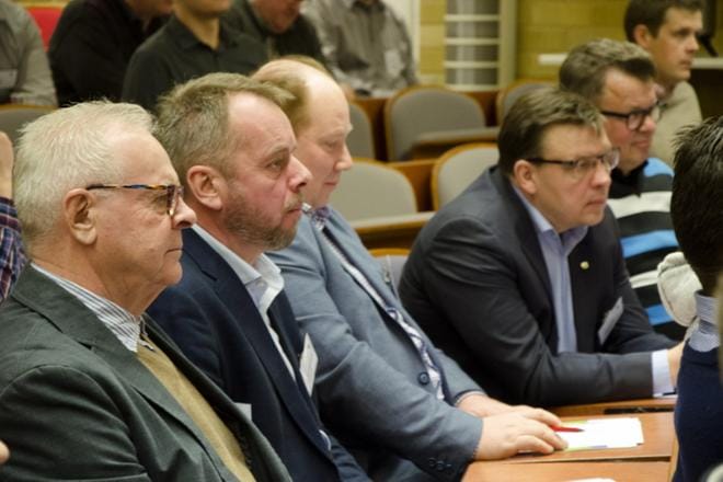Yritysjohtoa ympäri maakuntaa perehtyy parhaillaan Ylihärmässä lean-filosofian käytännön soveltamiseen. Kuva: Juha Aho-Pynttäri