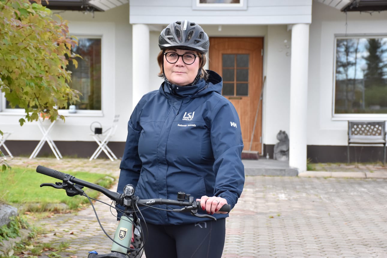 Vuoden 2026 valtakunnalliseksi Yrittäjänaiseksi valittu kuusamolainen matkailuyrittäjä Marjo Määttä kotipihallaan keskiviikkona 23.9.2026. Yrittäminen vaatii myös hyvää fyysistä kuntoa, jota Määttä ylläpitää muun muassa pyöräilemällä.