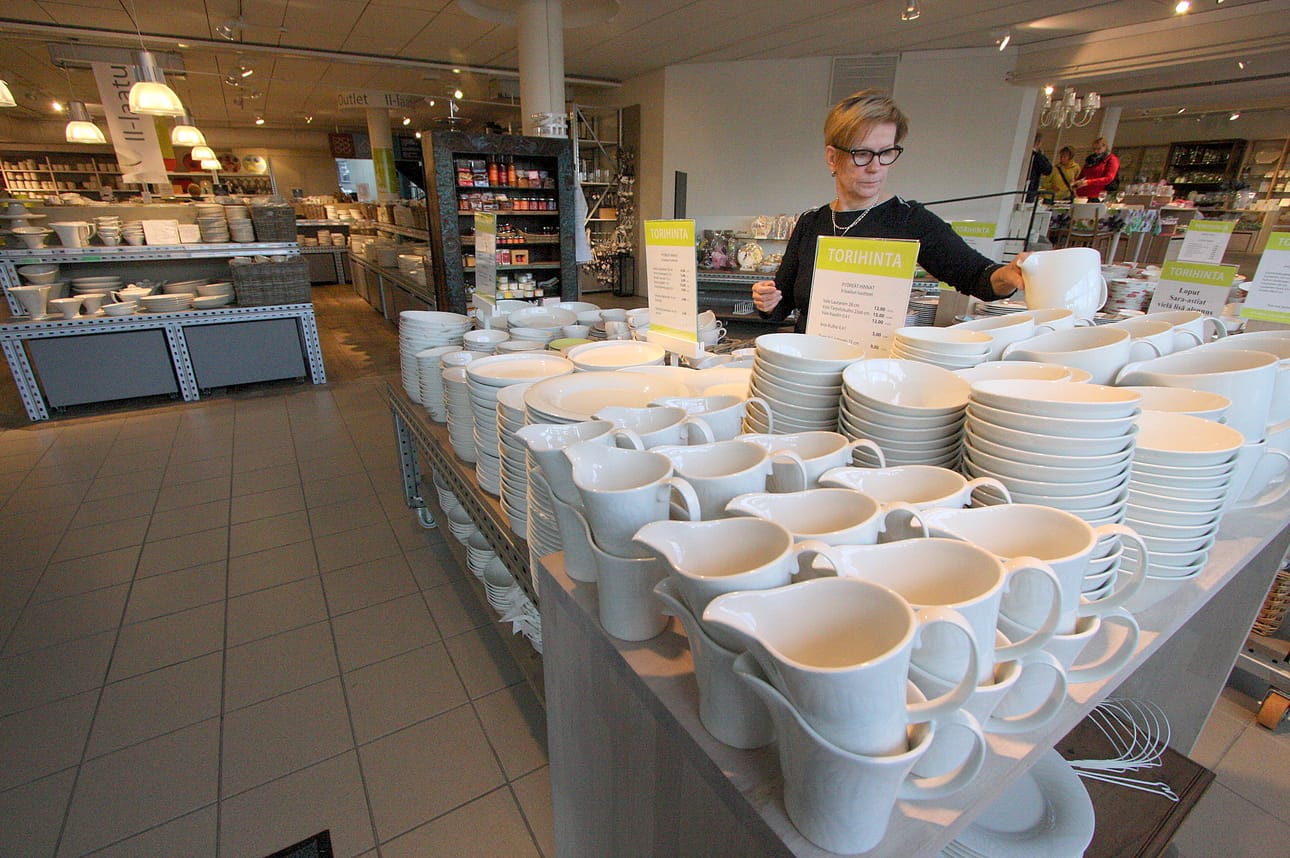 Pentikin tehtaalla testataan robotiikkaa, jolloin työntekijöille jää enemmän aikaa taiteelliseen työhön. Arkistokuvaa myymälästä.