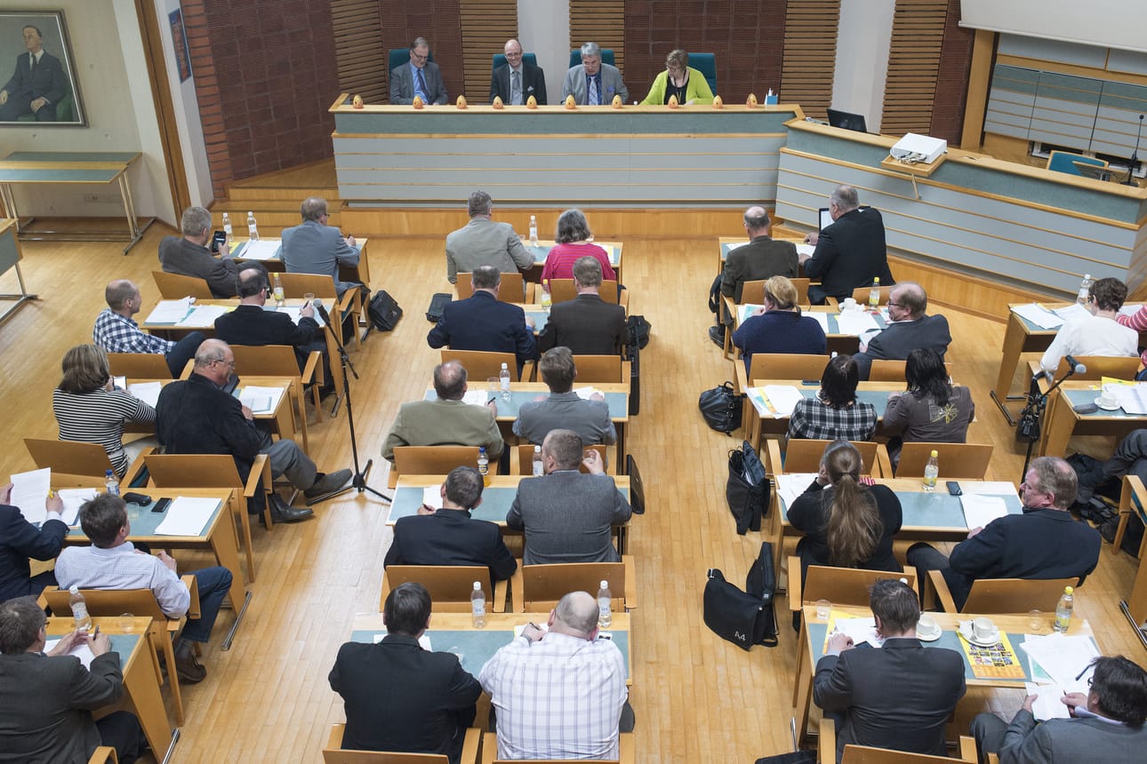 Kuusamon kaupunginvaltuustossa pakolaiskysymys oli nopeasti käsitelty. Valtuusto päättii siirtää päätöksentekoa vuodella.