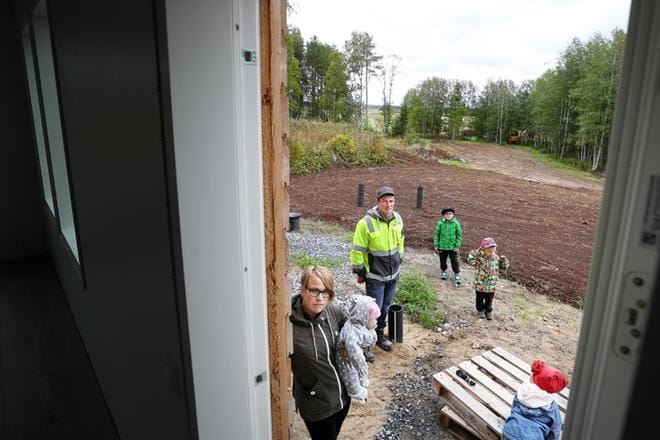 Sillanpään perheen uuden kodin tontti on 1,8 hehtaaria. Äiti Senni Sillanpää suunnittelee pihaan jo perunamaata ja metsänrajaan paria lammasta. Eeli, Onni, Aino, Helmi sekä koululaiset Nuutti ja Juhana muuttavat perheen isän Heikki Sillanpään rakentamaan kotiin viimeistään jouluksi. Perhe päätti rakentaa Alajärven Luoma-aholle Kiiskisen kydön laidalle, koska se oli vielä vuosi sitten heidän mielestään paras paikka perheelle. KUVAT: JANINA SAARELA