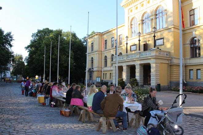 Taiteiden yön jälkeen perjantaina pidetään Ilta Senaatilla -illallistapahtuma kaupungintalon edessä. Jokainen osallistuja tuo omat ruokansa, juomansa sekä astiansa. Ilmoittautuminen alkaa torstaina. ARKISTOKUVA