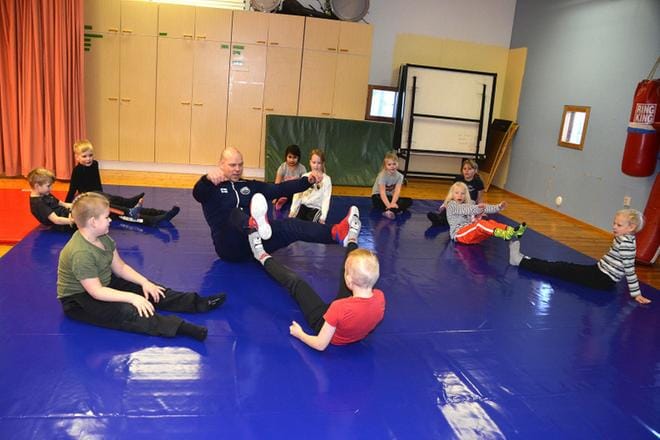 Entinen olympiapainija Rami Hietaniemi opasti Aapiskujan koulun ekaluokkalaisia painin maailmaan. KUVA: MARKKU TURPELA