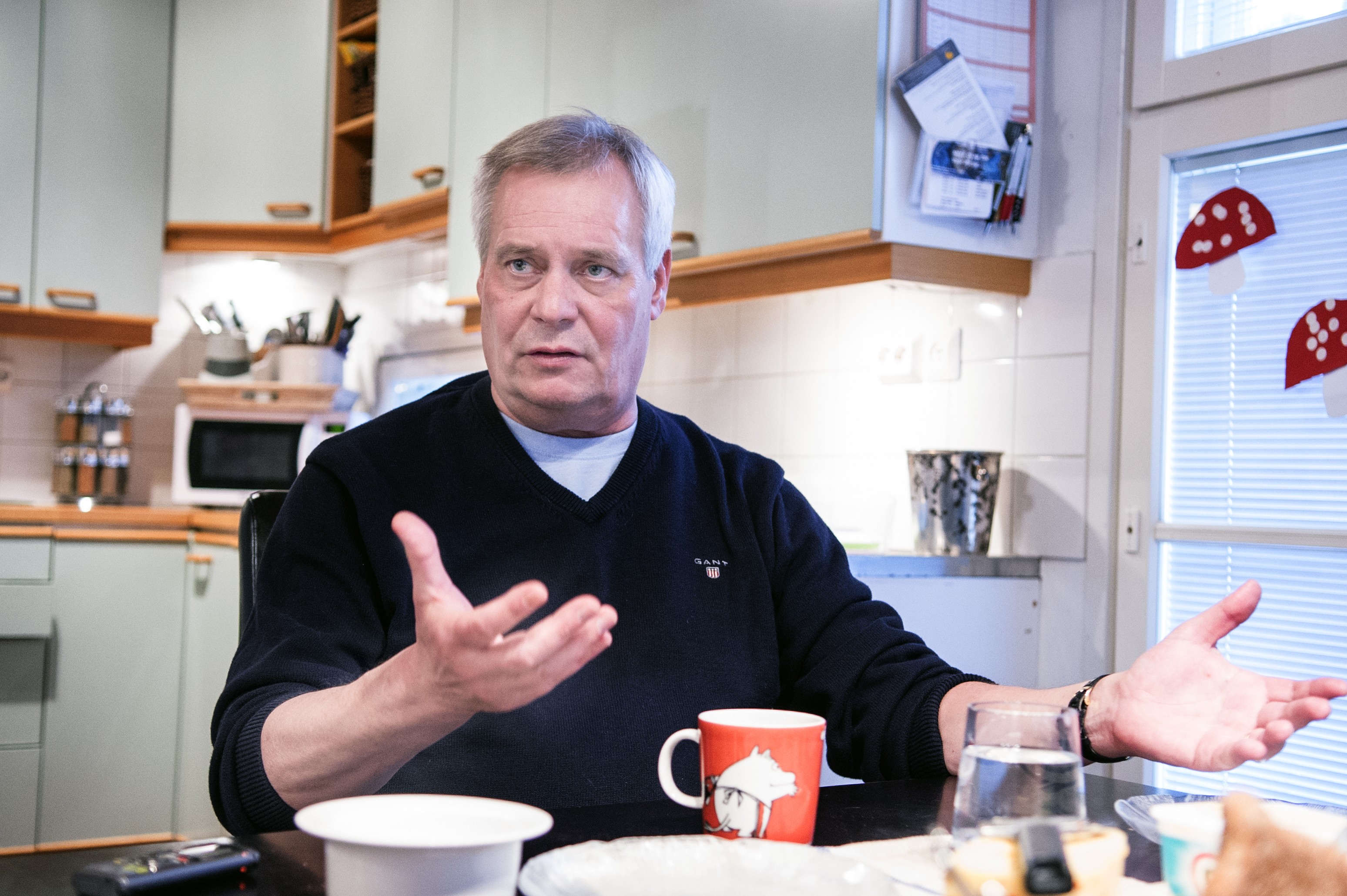 Antti Rinteen tavoitteena on nostaa sdp pääministeripuolueeksi eli paikkamäärältään 50:n kieppeille. Rinteiden ruokapöydässä juodaan kahvit muumimukeista ja tarjotaan vieraille ruisleipää.