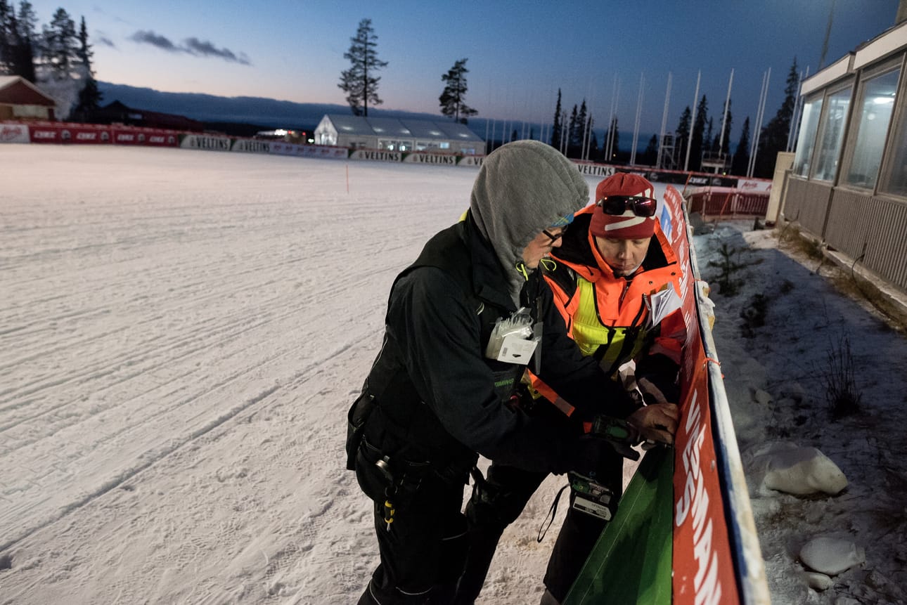 Jyri Immonen ( edessä ) ja Timo Reijonen asettivat yhdistetyn ja maastohiihdon mainoksia paikoilleen torstaina hiihtostadionilla.