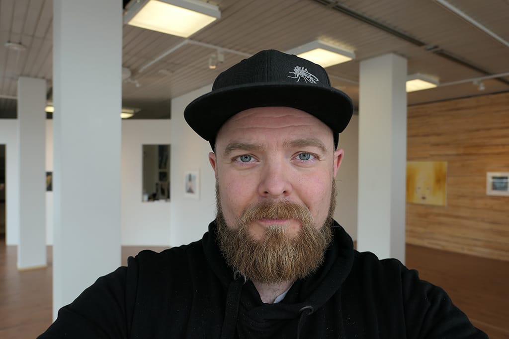 ”Näemme itsemme sivistävänä toimijana ja toteutamme toimintaamme yhdistyssääntöjen mukaan, välillä kuitenkin asioiden kehittyessä voi olla hyvä pullauttaa joitain kokonaisuuksia uusille raiteille”, pohtii Taiteilijayhdistys Hiljaisuus Oy:n toiminnanjohtaja Joonas Martikainen.