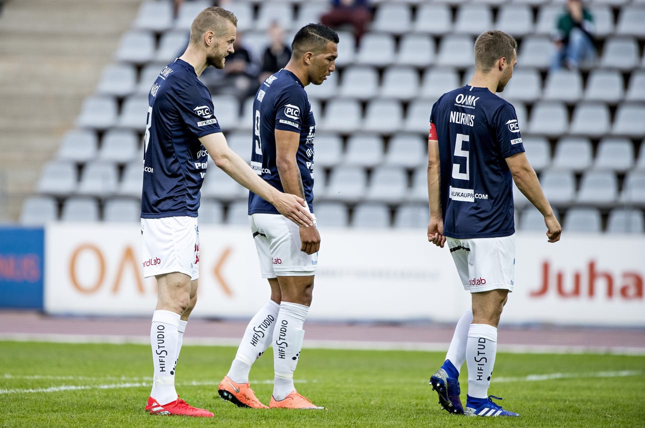 AC Oulun Juho Mäkelä (vas.), Alberto Alvarado Morin ja Lassi Nurmos joutuivat jälleen pettymään.