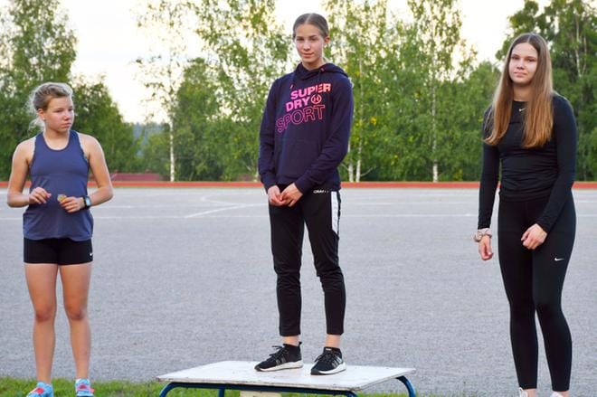 AU:n Sari Rantoja juoksi 15-vuotiaiden 100 metrin voittajaksi ja sai palkintokorokkeelle rinnalleen ÄU:n kaksikon Viola Jokiahon (vas) ja Emmi Väänäsen. KUVAT: KALEVI VIITA