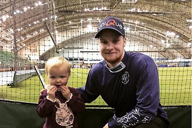 Markku Hylkilän Kerttu-tytär vietti eilen nimipäivää ja pääsi juhlan kunniaksi yhteiskuvaan fanittamansa Perttu Ruuskan kanssa. Kuva: Markku Hylkilän Instagram-tili