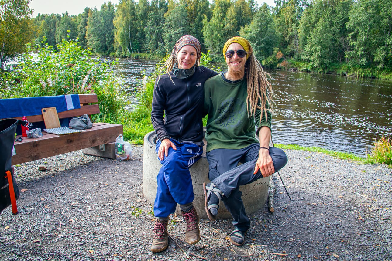 Lilli ja Pascal ihailivat uudistetun Temmesjoen sataman nuotipaikan laavun rauhaa ja siisteyttä.