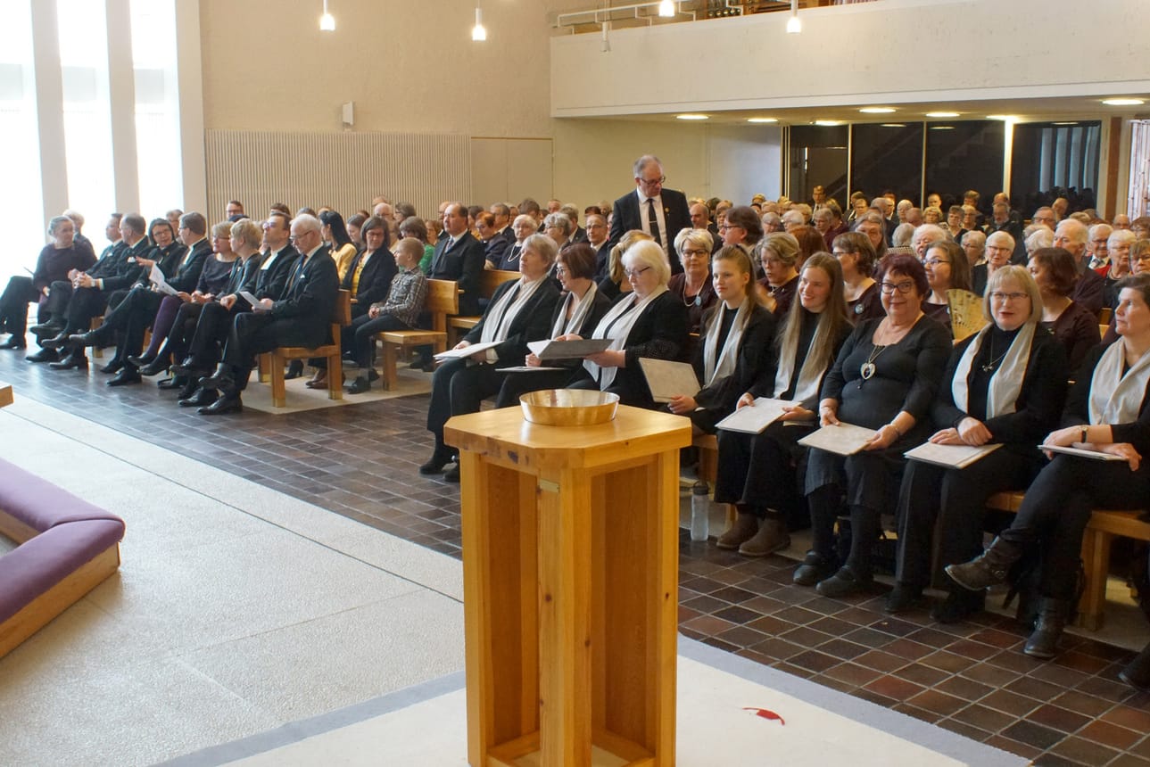 Seurakunnan merkkivuoden kunniaksi oli juhlayleisölle tarjolla monipuolista ohjelmaa. Seurakuntatalon kirkkosalin penkit olivat täynnä juhlaväkeä.