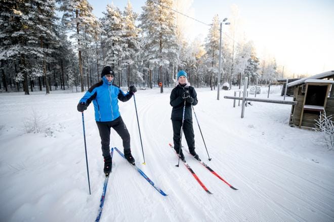 Matti Heikkilä ja Sari Saarinen kiittelivät maanantaina kilvan Jouppilanvuoren hyväkuntoisia latuja. KUVA: JAAKKO ELENIUS