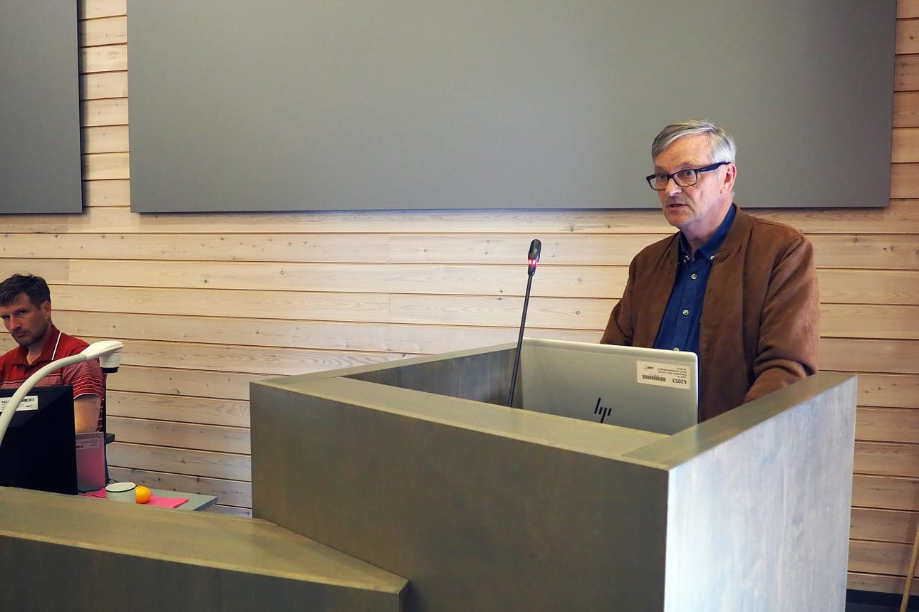 Tarkastuslautakunnan puheenjohtaja Antti Sirviö (kesk.) totesi valtuustolle, että kertaluonteisista eristä ei pidä innostua. Lainakannassa olisi korjattavaa, sillä Kemijärvi on maakunnan keskitason yläpuolella.