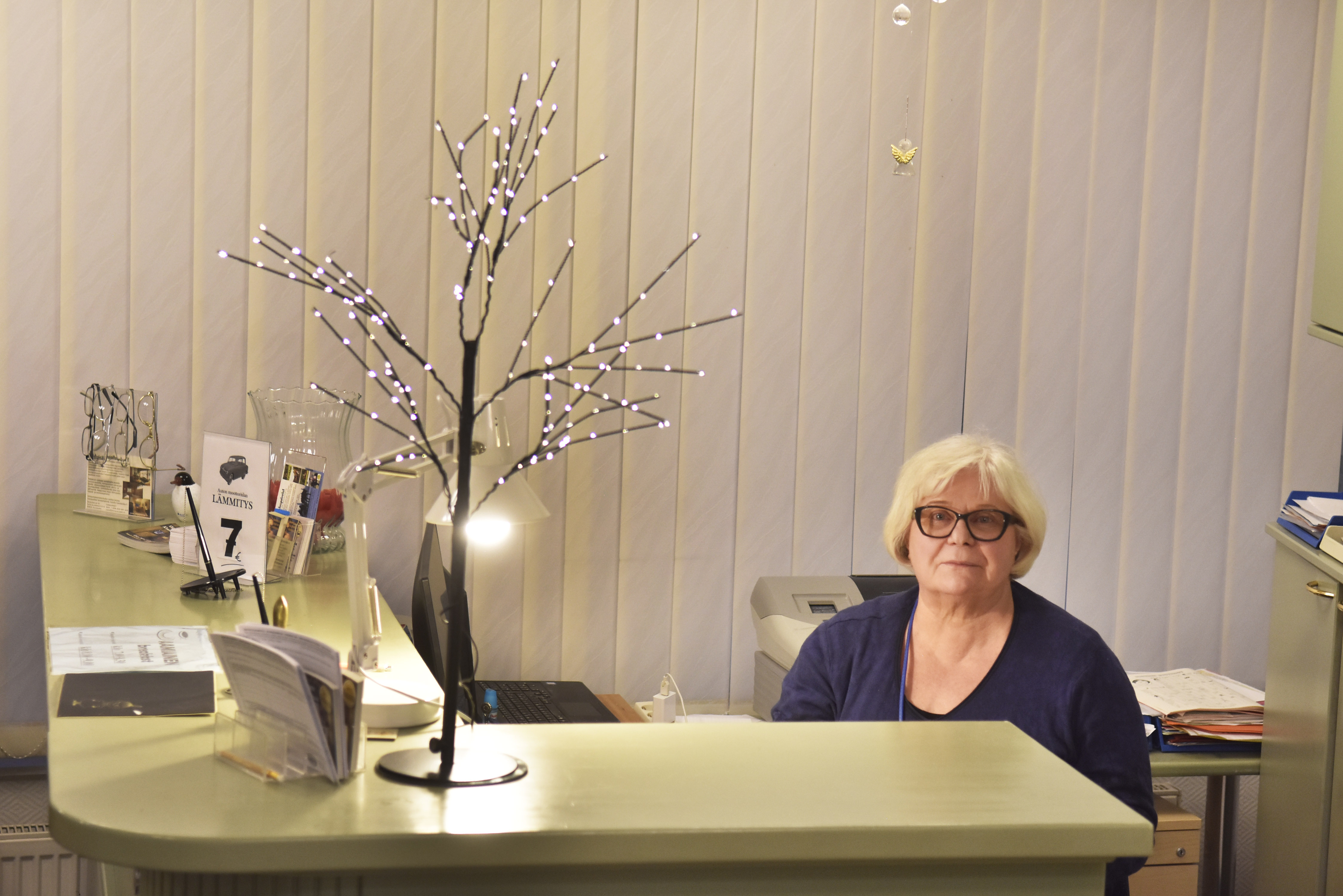 Hotelli Kuusangan Tuula Kallunki toivoo säällisempiä lentovuoroja Kuusamoon ja keskustaan iltaisin aukiolevia käyntikohteita.