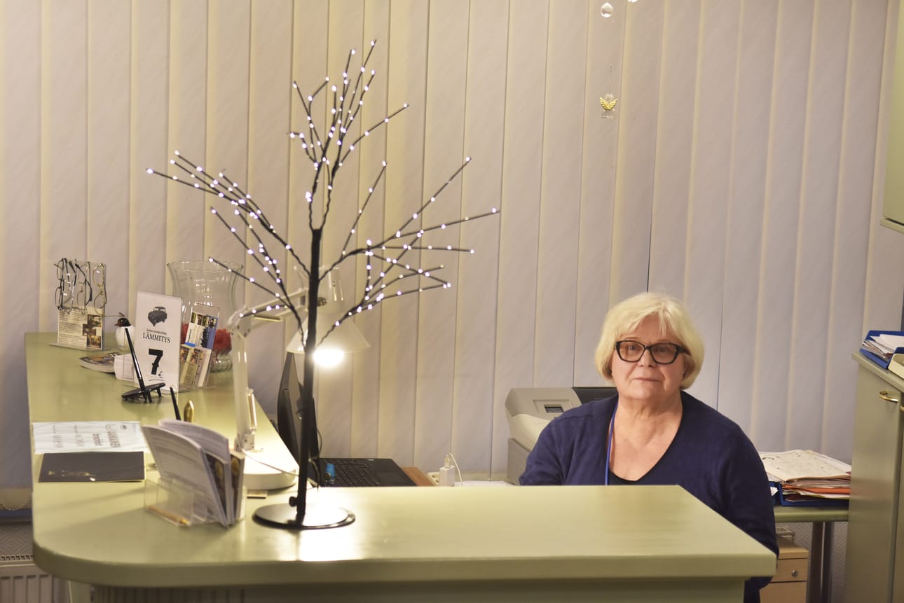 Hotelli Kuusangan Tuula Kallunki toivoo säällisempiä lentovuoroja Kuusamoon ja keskustaan iltaisin aukiolevia käyntikohteita.