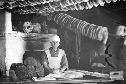 1900-luvun alussa Sunilan talossa valmistauduttiin jouluun leipomalla verestä ohuita reikäleipiä ja lehmän utareista sylttyä