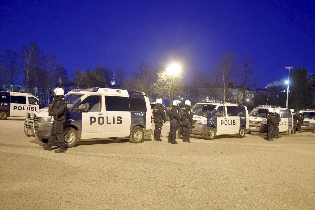 Poliisi eristi uusnatsien ja natsismin vastustajien mielenosoitukset Kaisaniemessä mellakkavarusteisiin sonnustautuneilla joukoilla.
