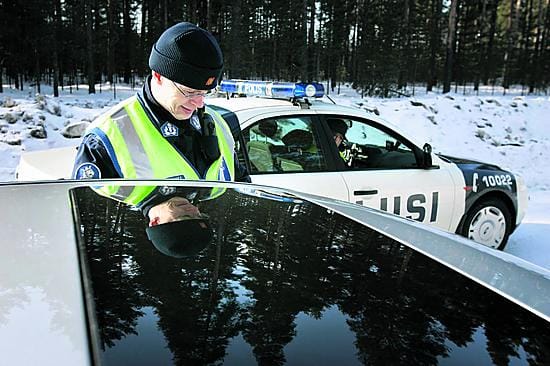 Tieliikennelakiin on tulossa muutoksia. Jatkossa poliisi voisi keskeyttää moottoriajoneuvon kuljettajan matkanteon myös silloin, kun promillemäärä on alle 0,5. Arkistokuva.
