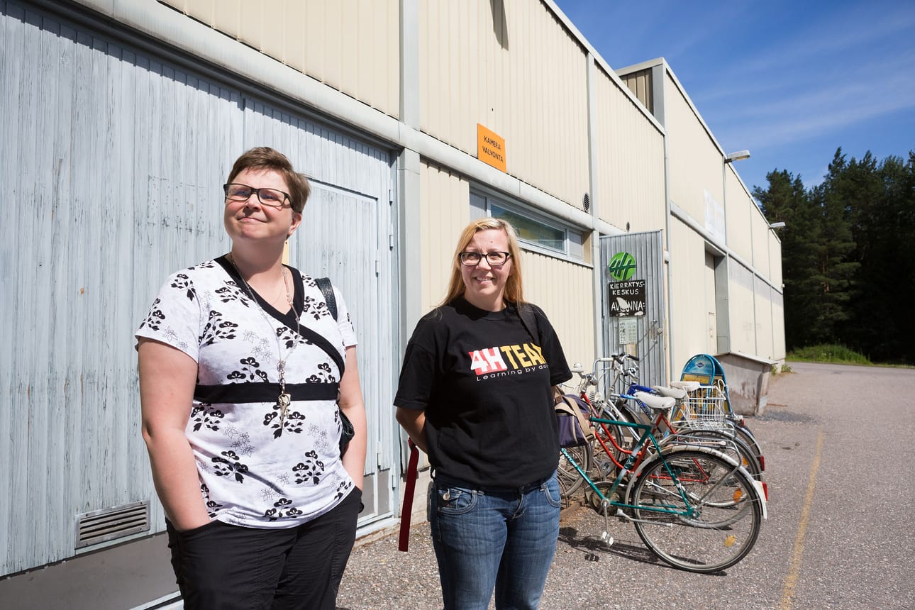 Padasjoella Kati Liikonen ja Salla Lindqvist suunnittelevat ruokahävikin myymistä.
