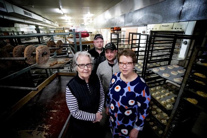 Tuomas Mikkilä, Eila Kuntsi, Matias Mikkilä ja Marjanne Kuntsi kertovat, että uusien leipomusten nimet päätetään yhdessä kahvipöydässä. – Katselemme, kenen nimipäivä on tai miltä tuote näyttää, Marjanne Kuntsi sanoo. KUVA: JAAKKO ELENIUS