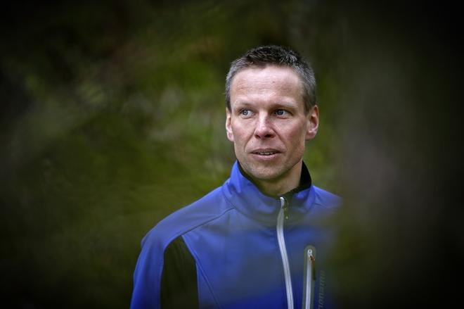Ampumasuunnistuksen elävä lajilegenda Mikko Hölsö hommasi lajin SM-kisat ja maailmacupin osakilpailut Kauhavan Alahärmään. KUVA: TOMI KOSONEN / ARKISTO