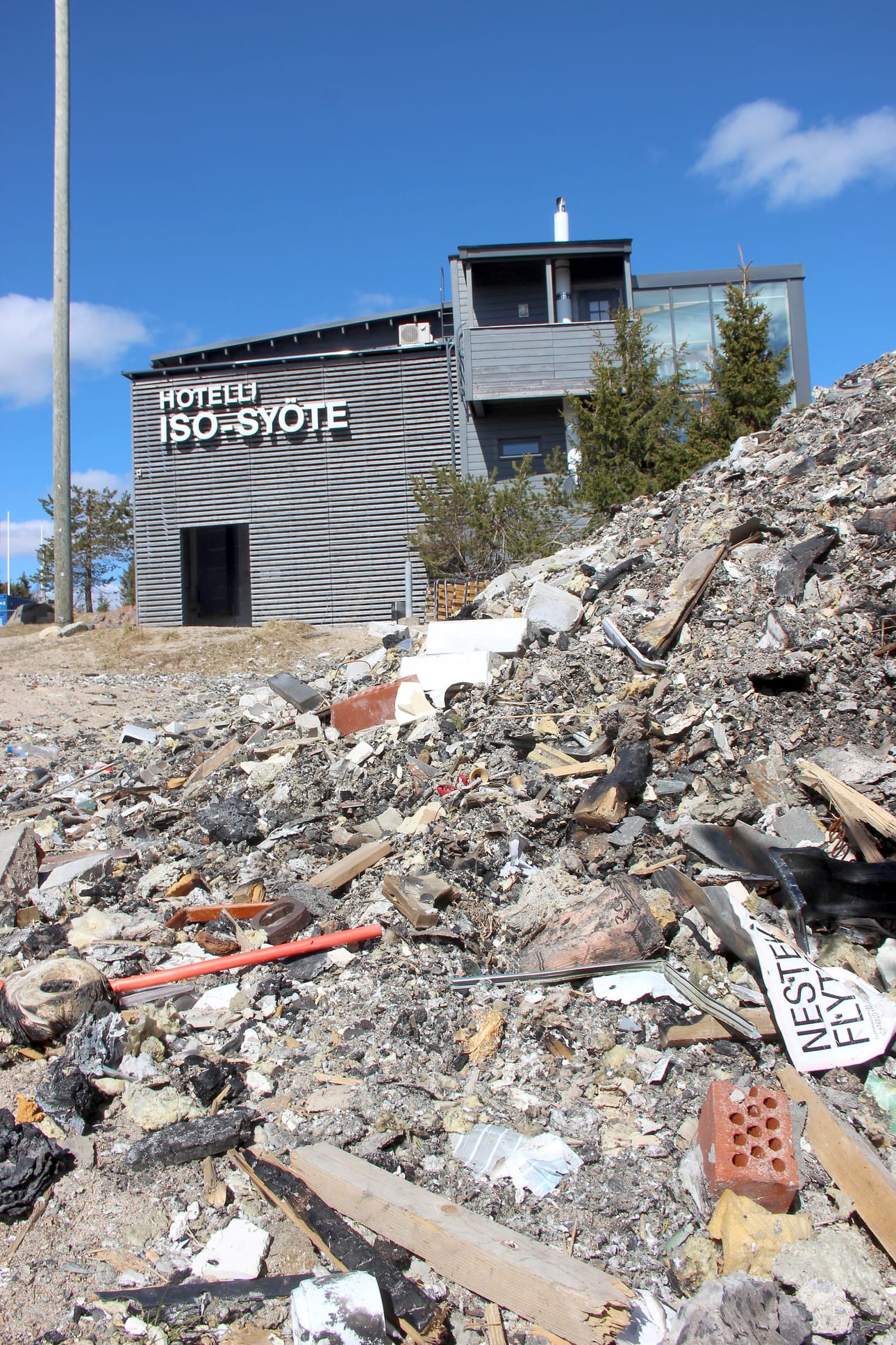 Tunturihotelli Iso-Syöte on viime talven toiminut ns. väistötiloissa joulukuussa sattuneen tulipalon takia. Raunioiden purkutyö ja vanhan rakennusmateriaalin poisvienti on tapahtunut kevään aikana.