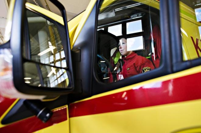 Työturvallisuus ensin. Joskus ensihoitajan on vain odotettava, että pääsee auttamaan avuntarvitsijoita. Uhkaavissa tilanteissa poliisin on varmistettava kohde ensin. KUVA: Lassi Puhtimäki