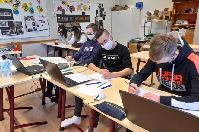 Kasper Liias (oik.), Onni Luoma, Oskari Puhto, Maria Ihamäki ja Jenniina Virtakangas työpajassa Alahärmän lukiossa keväällä.