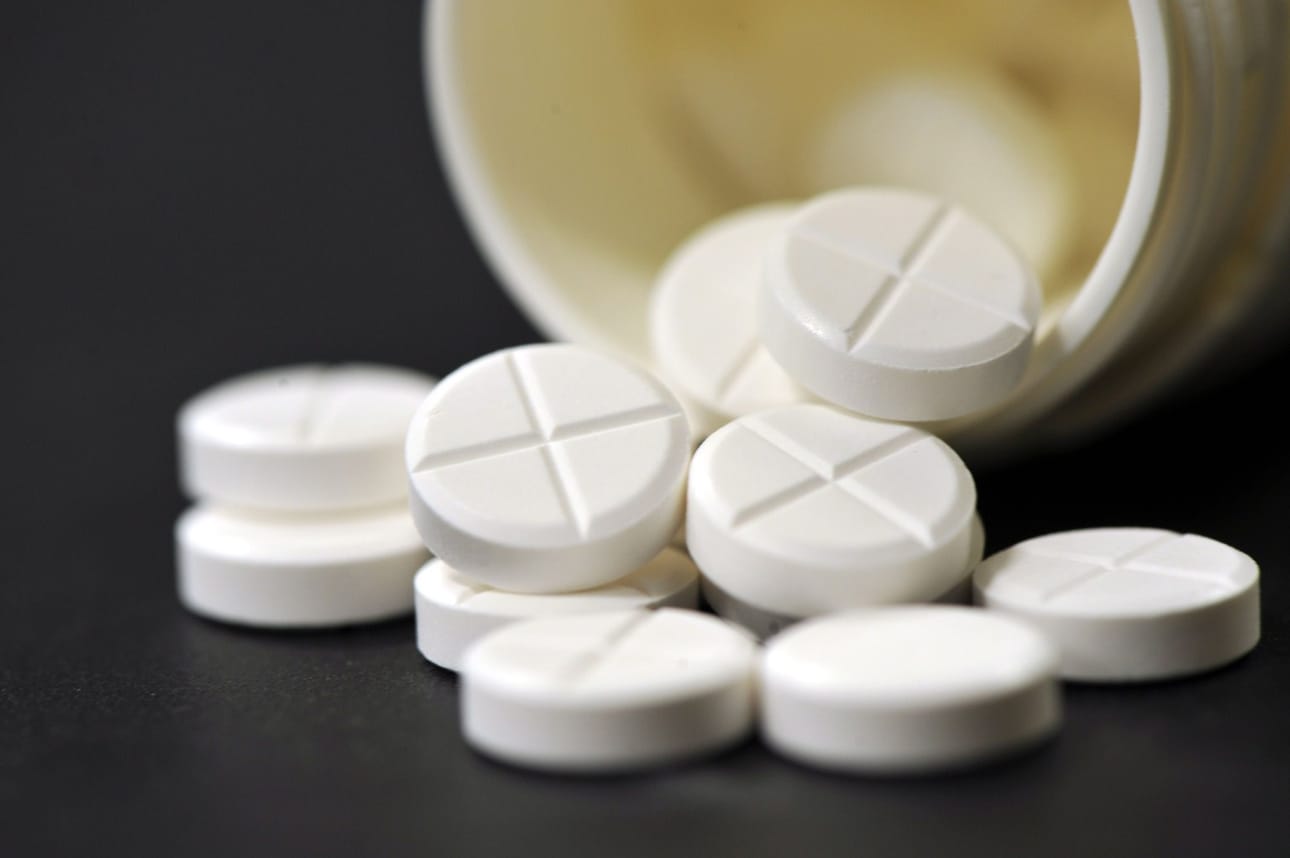 Lakiesityksen mukaan kuolinavussa potilaan on itse otettava hänelle tarjotut tappavat lääkkeet.