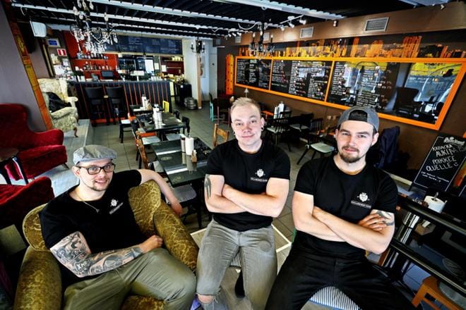 Seinäjokelaiset Tatu Lahti (vas.), Joni Kormano ja Niko Kynsilehto ostivat Mallas Kabackan. KUVA: KARI LÖFHJELM