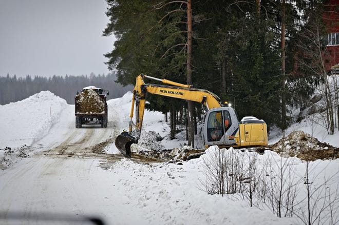 Kätkänjoen lietelantaonnettomuuden torjunta- ja raivaustöissä oli viime perjantaina käytössä järeää kalustoa. KUVA: TOMI KOSONEN