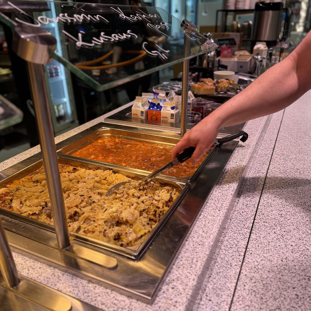 ”Moni yllättyy edelleen, että kaupan sisällä on herkullista, käsintehtyä lounasta tarjoava ravintola. ”Keittiössä on huippuporukka töissä ja on mukava tulla sparraamaan ja tuomaan omaa maustetta ruokatuotteen kehittämiseen. Ollessani kauppiaan Neste K Ouluntullissa saimme hiottua lounaan erinomaiselle tasolle ja sieltä saatuja oppeja aion tuoda myös Knuutilankankaan asiakkaiden iloksi”, Joonas kertoo