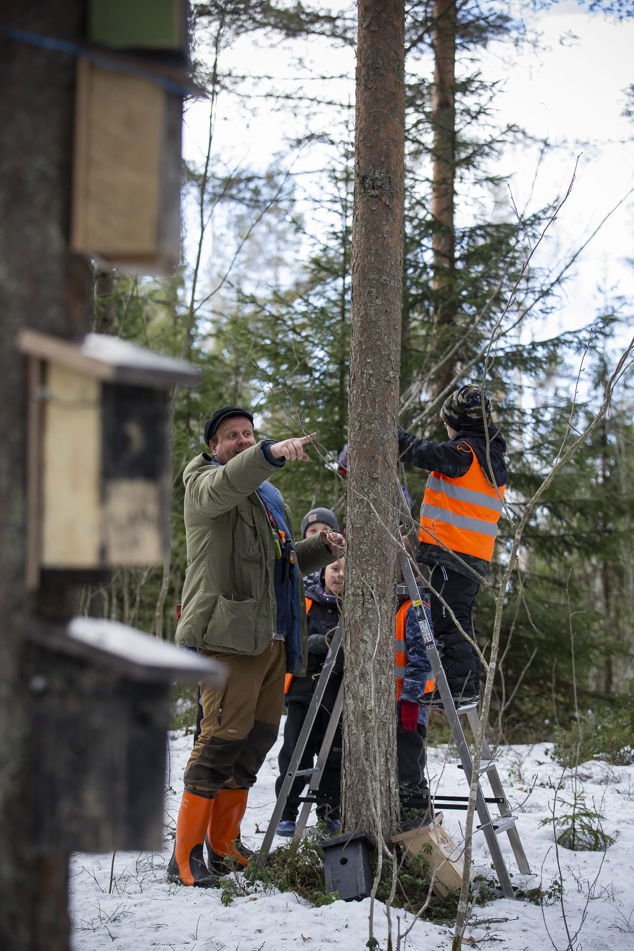 Raahen ulkoilmaeskari ripusti linnunpönttöjä.