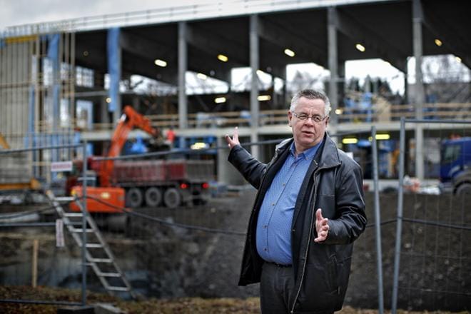 Seinäjoen vapaaseurakunnalle rakentuvat uudet toimitilat Koulukadun ja Kivistöntien kulmaukseen. Seurakunnan johtava pastori Ari Urhonen sanoo, että vapaaseurakunnat rakentavat nykyään harvakseltaan uusia tiloja. – Tämä on aivan ainutlaatuista. Todella satsaus tulevaisuuteen, Urhonen kuvailee. KUVA: TOMI KOSONEN