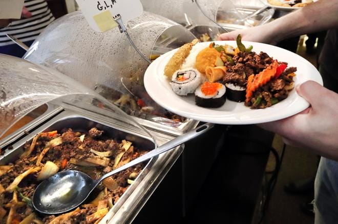Maamiehenkadun Thai-Ravintola on kaupunkilaisten keskuudessa tunnettu seisovasta pöydästään. Thai-ruokien lisäksi tarjolla on myös sushia. Kuvat: Jouko Hänninen