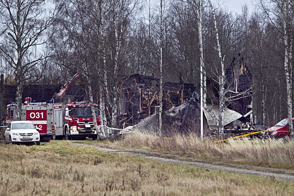 Tyrnävän Muhostiellä sijainnut suurehko hirsiomakotitalo tuhoutui palossa täysin. Perheen kaksi lasta menehtyivät tulipalossa. Tulipalon sytyttämisestä epäilty perheen isä loukkaantui tulipalossa erittäin vakavasti.