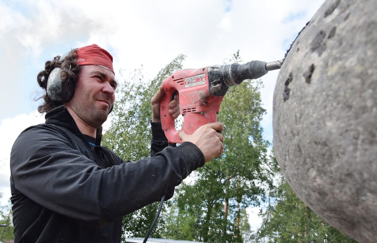 Hannu Ahosola ei piperrä pienillä siveltimillä, vaan taiteilijalla on käytössä raskaat työkalut. Siikajoen Ruukin kylällä paljastetaan Ahosolan taideteos torstai-iltana.
