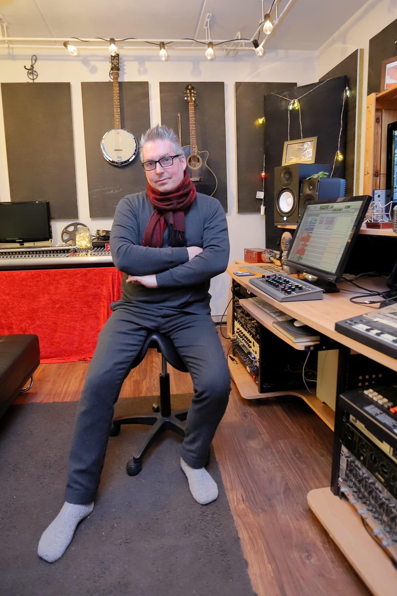 – Kotiseutu antoi kaiken pohjan elämälle ja teki minusta sen mitä olen, sanoo muusikko Sami Joensuu Sound Kitchen -studiolla Raahessa.